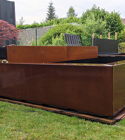 Fontaine sur mesure en acier Corten en installation