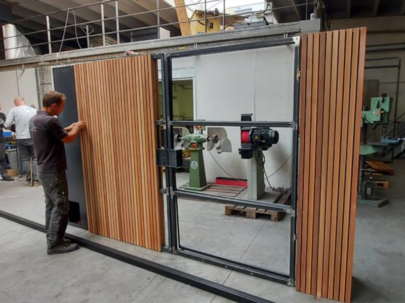 Réalisation d'un portail sur mesure en acier Corten et bois