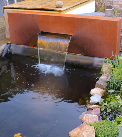 Miroir d'eau en acier Corten sur mesure de chez Kubik Création