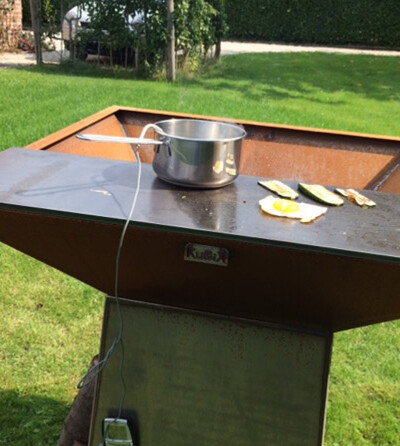 Casserole déposée sur un barbecue en acier Corten dans un jardin