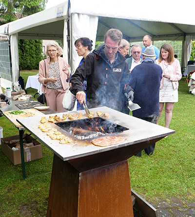 Démonstration de la cuisson d'aliments sur une plancha en Acier Corten de chez Kubik Création