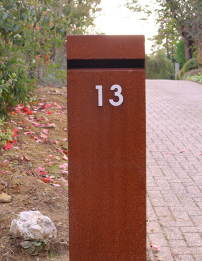 Numéro de maison 13 sur une boite aux lettres en acier Corten de chez Kubik Création