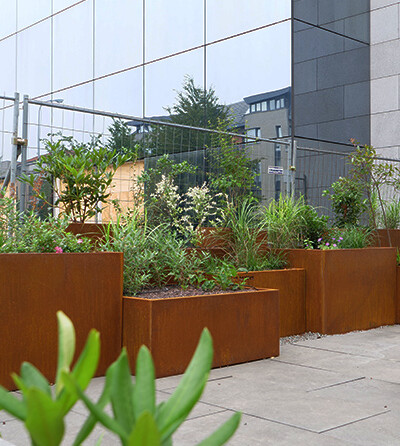 Jardinière en acier Corten sur la terrasse d'un bâtiment urbain