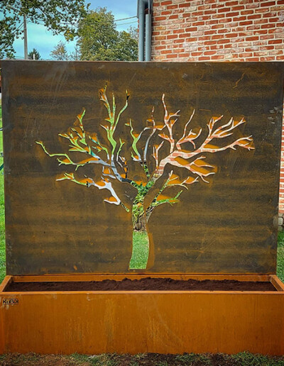Jardinière sur mesure en acier Corten avec la gravure d'un arbre réalisé par Kubik Création