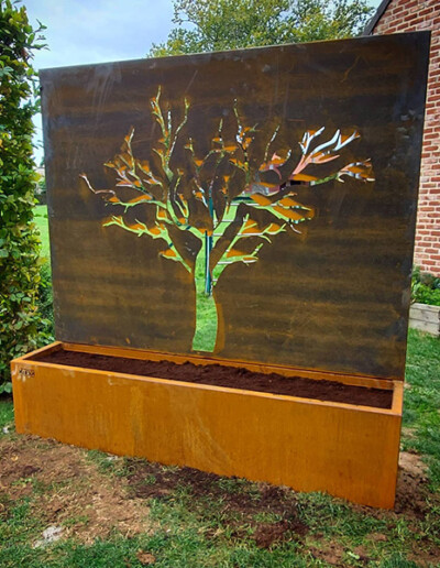 Création de jardinières sur mesure en acier Corten avec gravure en forme d'arbre par Kubik Création