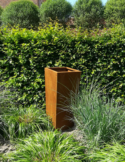 Jardinière sur mesure en acier Corten de Kubik Création dans un jardin verdoyant