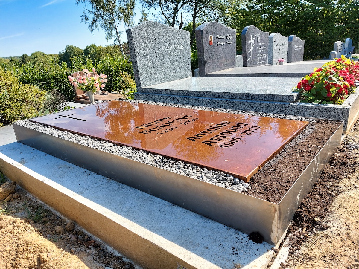 Monument funéraire avec bordures en Corten