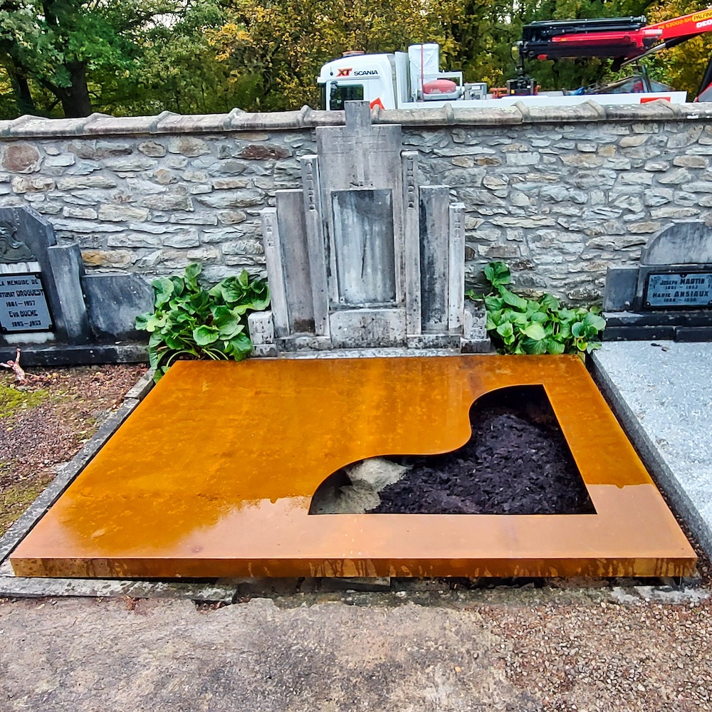 Pierre tombale en acier Corten dans un cimetière de Kubik Création