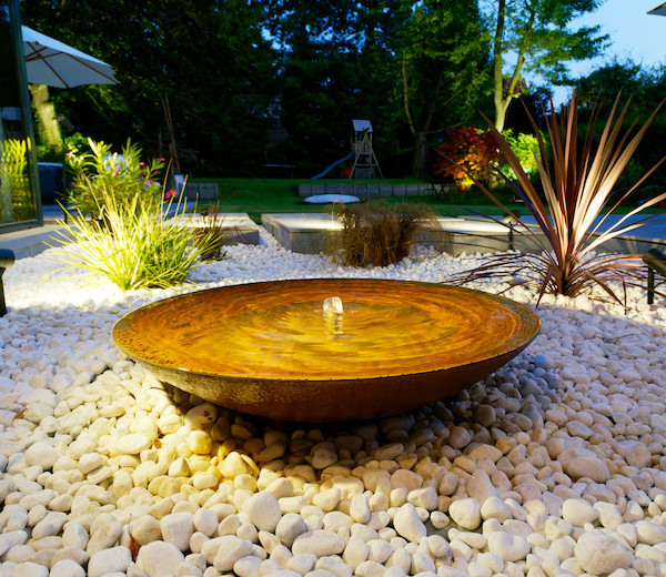 Fontaine en acier Corten de Kubik Création éclairée le soir