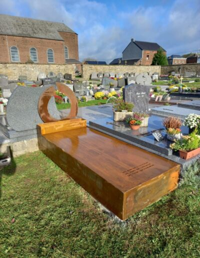 Monument funéraire en corten avec stèle Monument funéraire en corten avec stèle