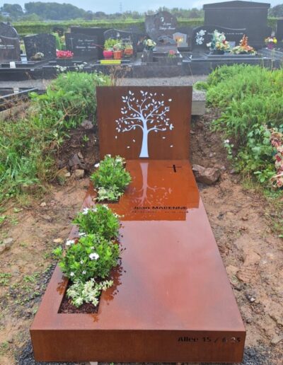Monument funéraire en corten avec découpe laser Monument funéraire en corten avec découpe laser
